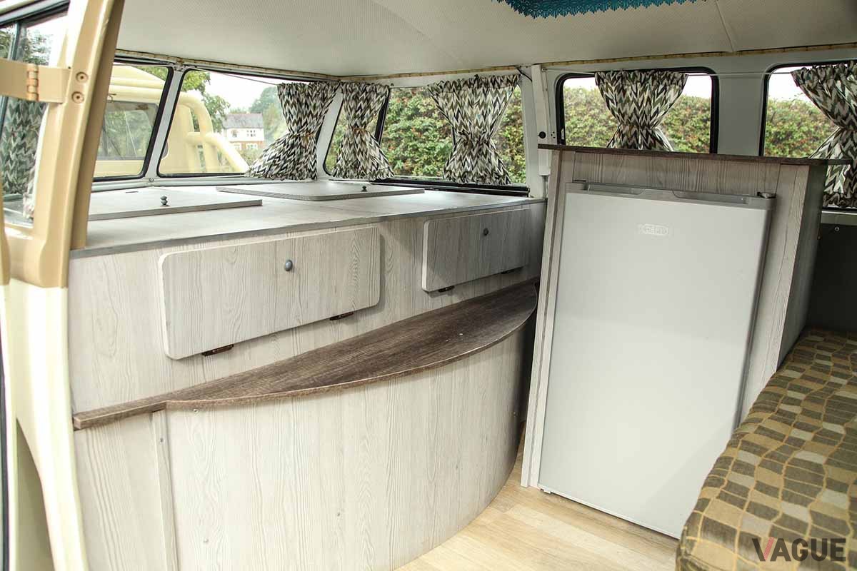 オークションに出品された1963年製VW「タイプ2」ベースのカスタム・キャンピングカーのインテリア