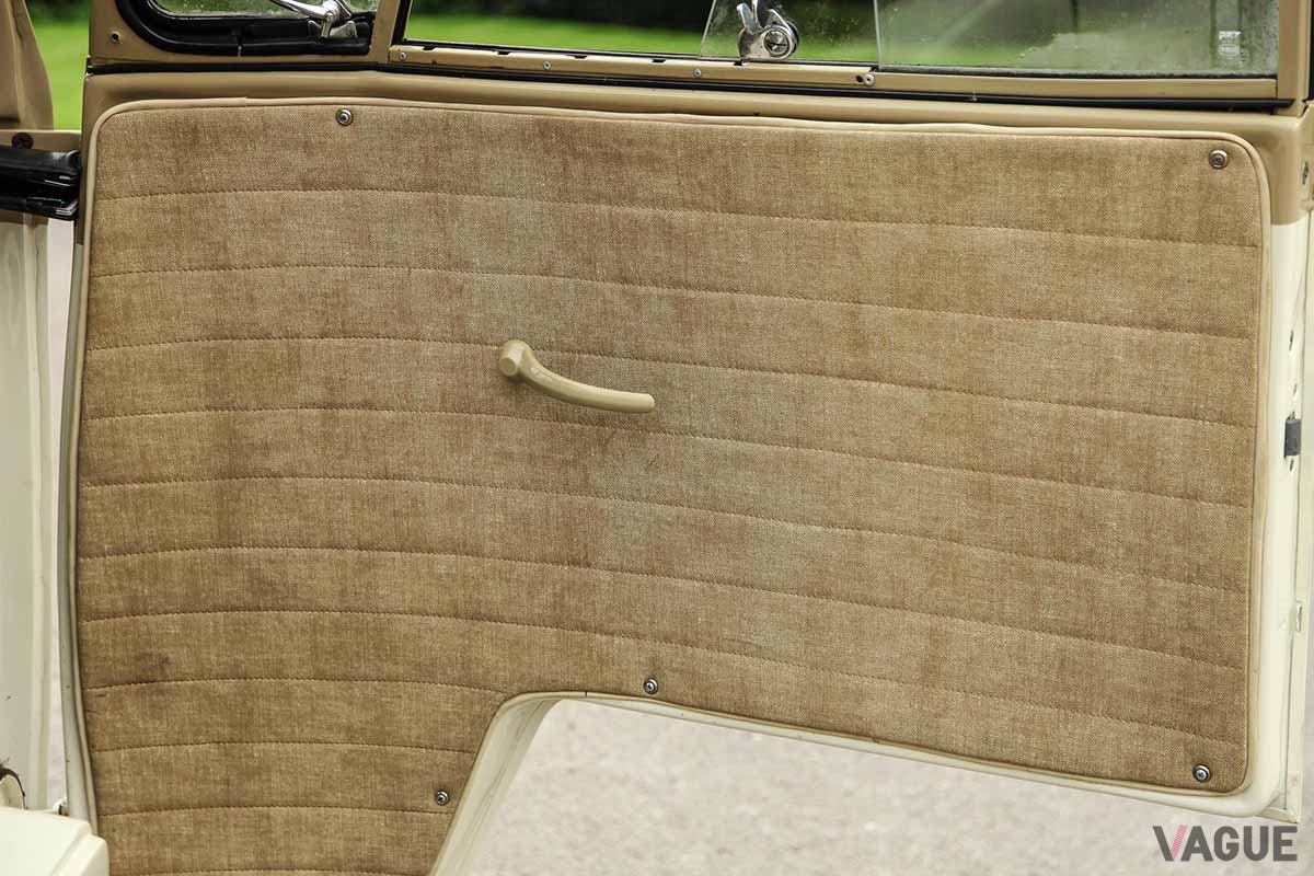 オークションに出品された1963年製VW「タイプ2」ベースのカスタム・キャンピングカーのインテリア