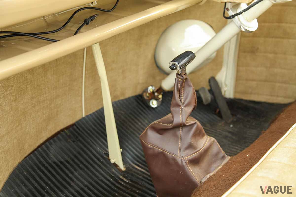 オークションに出品された1963年製VW「タイプ2」ベースのカスタム・キャンピングカーのインテリア