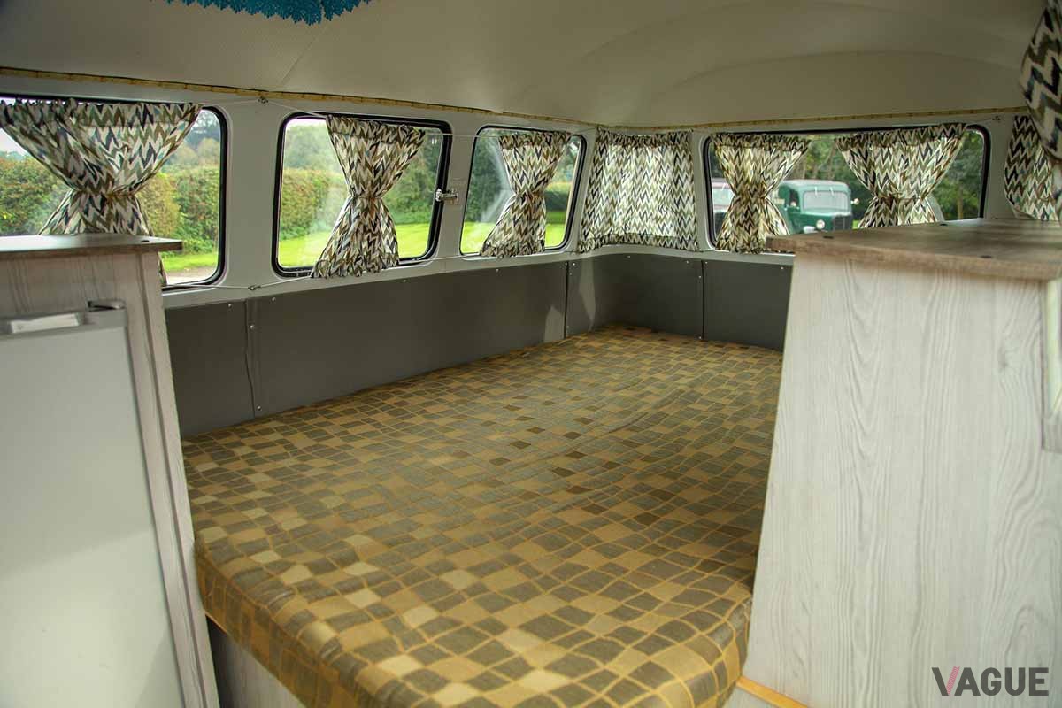 オークションに出品された1963年製VW「タイプ2」ベースのカスタム・キャンピングカーのインテリア