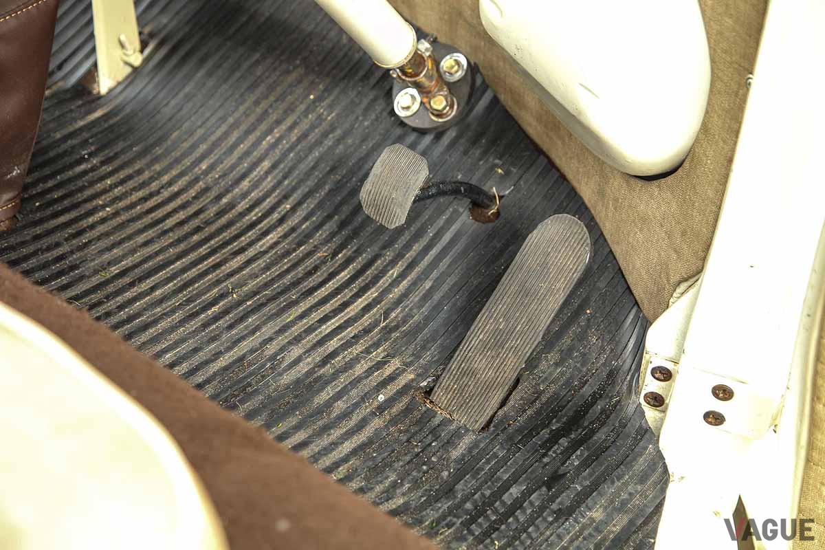 オークションに出品された1963年製VW「タイプ2」ベースのカスタム・キャンピングカーのインテリア