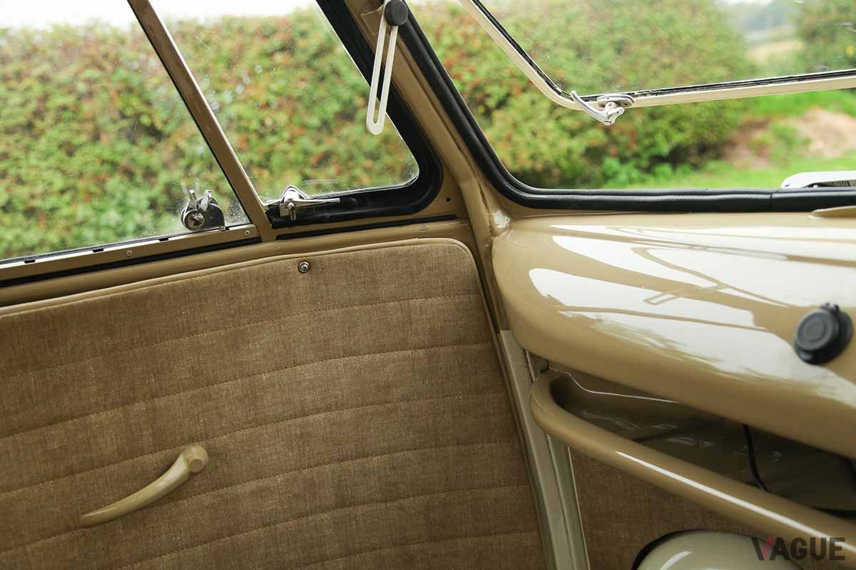 オークションに出品された1963年製VW「タイプ2」ベースのカスタム・キャンピングカーのインテリア
