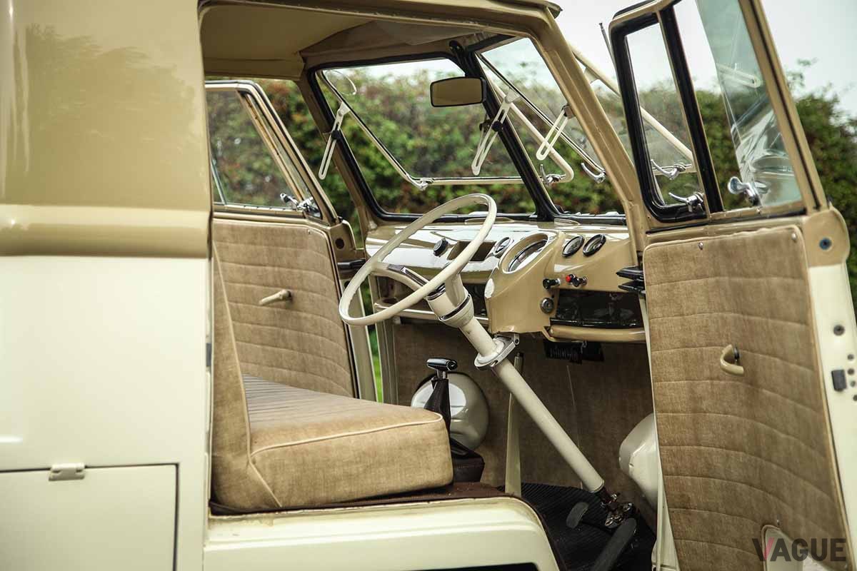 オークションに出品された1963年製VW「タイプ2」ベースのカスタム・キャンピングカーのインテリア