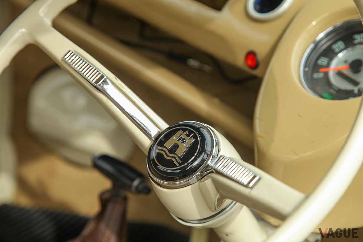 オークションに出品された1963年製VW「タイプ2」ベースのカスタム・キャンピングカーのインテリア