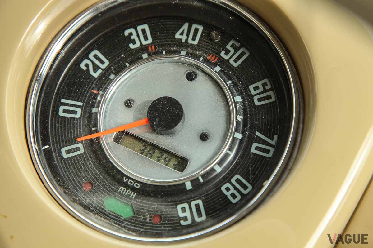 オークションに出品された1963年製VW「タイプ2」ベースのカスタム・キャンピングカーのインテリア