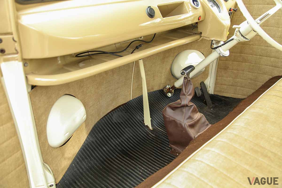 オークションに出品された1963年製VW「タイプ2」ベースのカスタム・キャンピングカーのインテリア