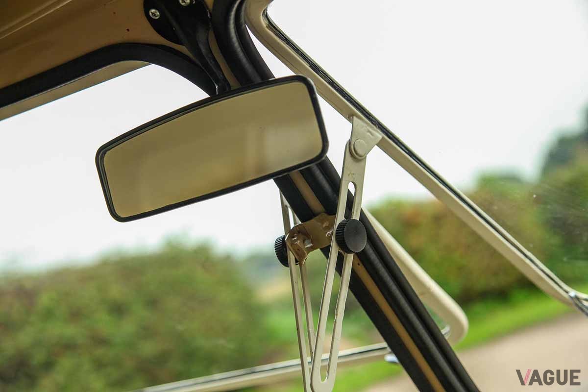 オークションに出品された1963年製VW「タイプ2」ベースのカスタム・キャンピングカーのインテリア