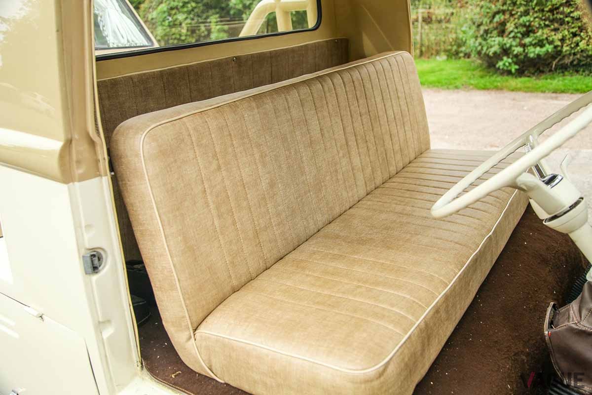 オークションに出品された1963年製VW「タイプ2」ベースのカスタム・キャンピングカーのインテリア