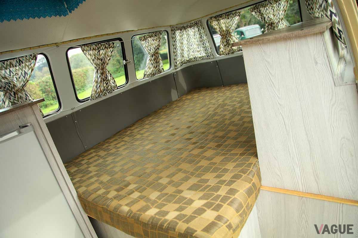 オークションに出品された1963年製VW「タイプ2」ベースのカスタム・キャンピングカーのインテリア