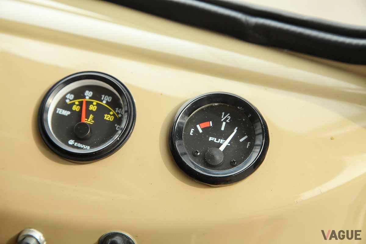 オークションに出品された1963年製VW「タイプ2」ベースのカスタム・キャンピングカーのインテリア