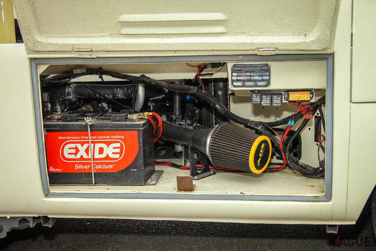 オークションに出品された1963年製VW「タイプ2」ベースのカスタム・キャンピングカーのエンジン