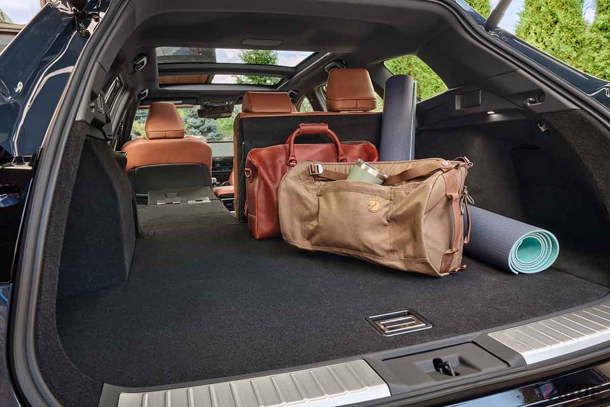 米国で初公開されたトヨタ新型「クラウン・シグニア」の荷室