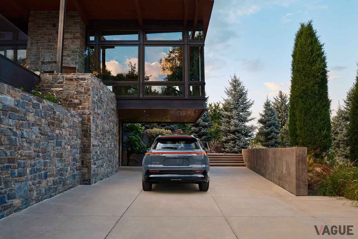 米国で初公開されたトヨタ新型「クラウン・シグニア」