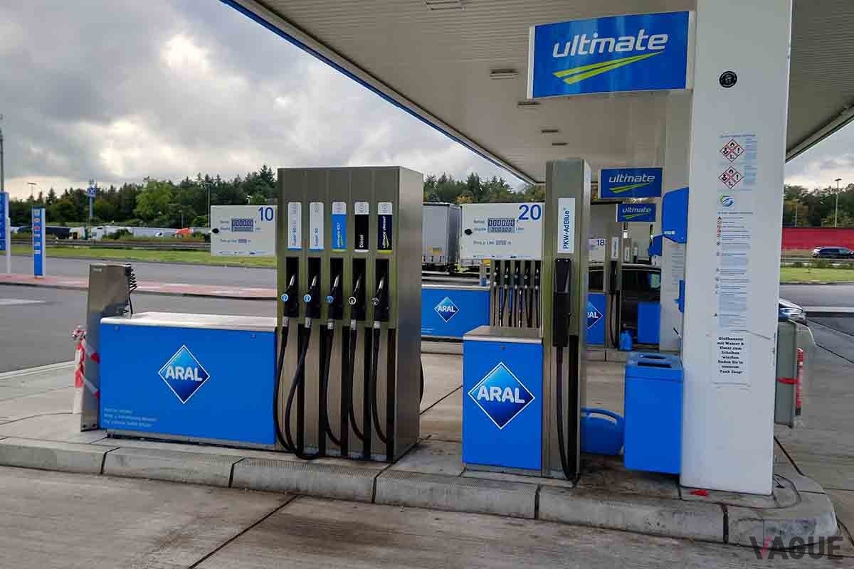 ドイツのガソリンスタンド。ほとんどがセルフ式で、燃料ノズルが5本ある