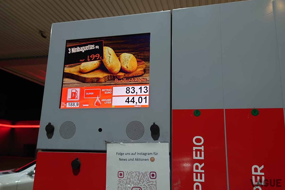 ドイツの街中にあるガソリンスタンド。給油すると給油量と価格が表示される