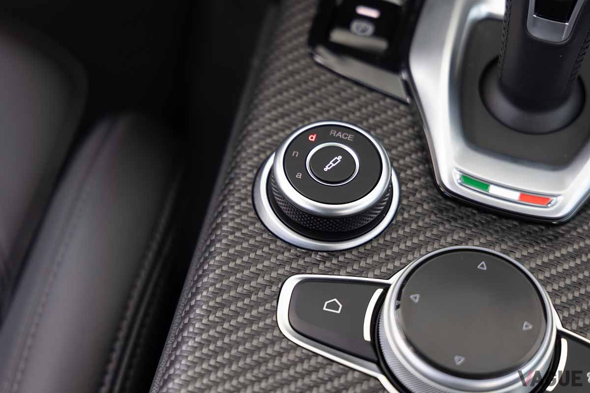 アルファ ロメオ改良新型「ジュリア クアドリフォリオ」のインテリア