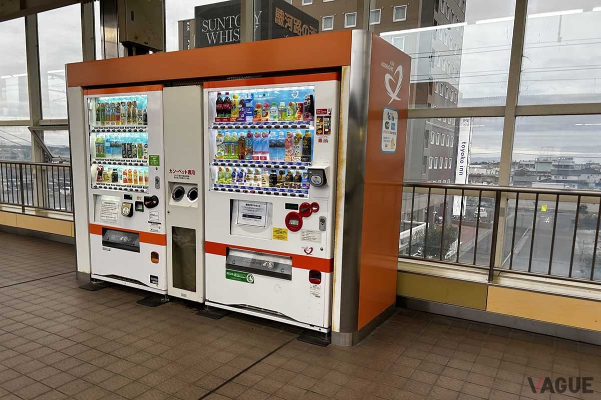 途中駅では5分ほど停車することもあるため、ホームの自販機で飲み物を買う余裕もある