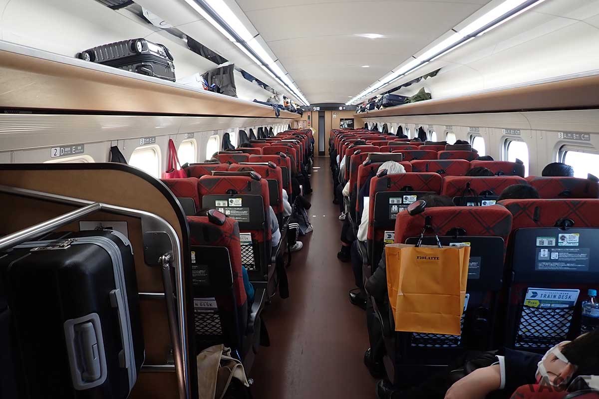 利用当日の車両内は、ほぼ8割くらいの乗車率。網棚の荷物が極端に少ない。