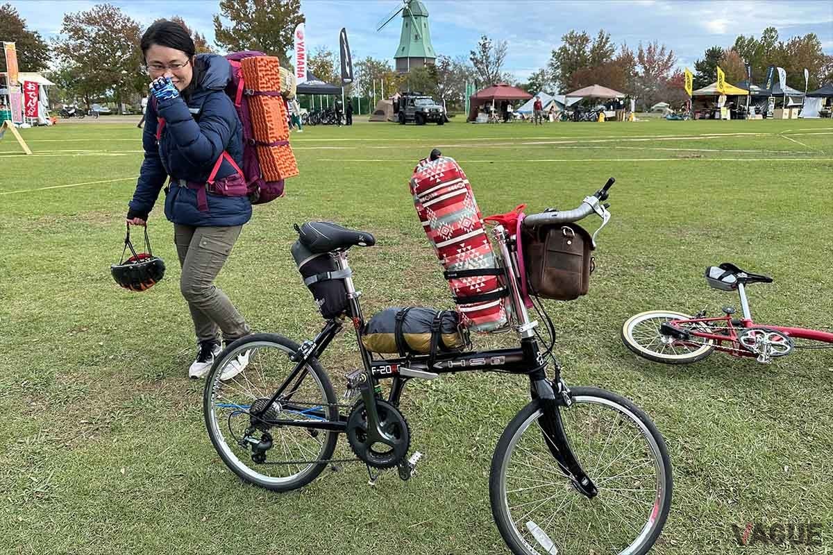 登山用のバックパックを組み合わせたスタイル。自分の好みや自転車の作りにあわせ、いろいろなスタイルで楽しめるのもバイクパッキングの面白さ。（「BIKE＆CAMP KANTOU23」にて撮影）