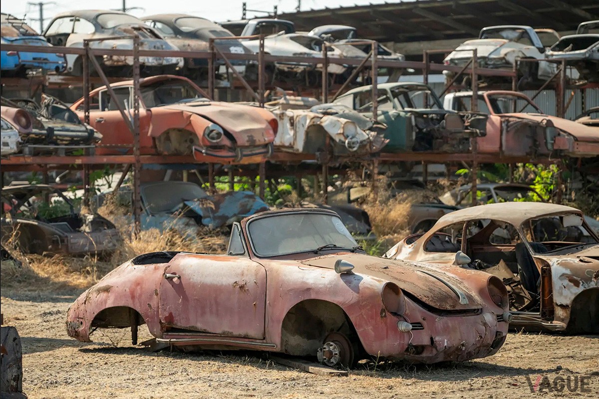 同オークションに出品された1964年式のポルシェ「356C カブリオレ」。ジャンクヤードには大量のポルシェも並べられている（C）RM Sotheby’s
