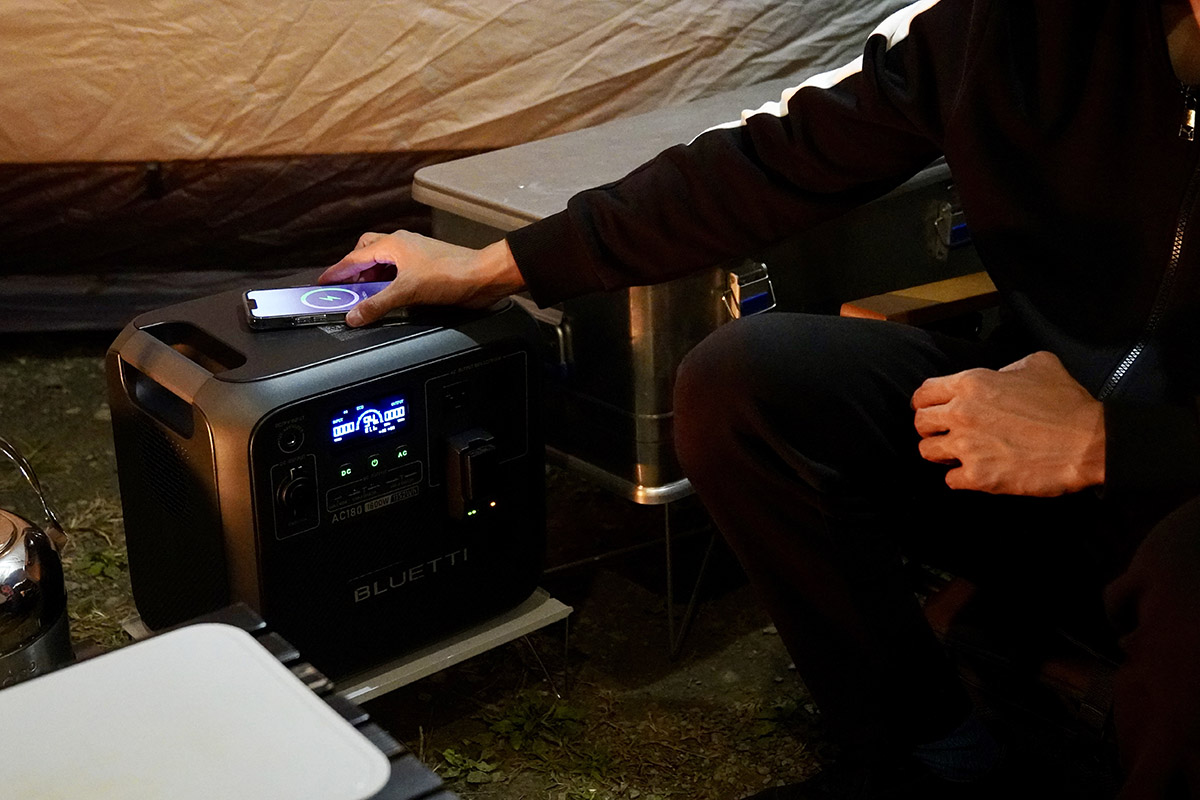 天面部分には最大15Wの充電に対応したワイヤレス充電パネルを搭載。スマホやワイヤレスイヤホンケースの定位置にしておけば、ただ置くだけでチャージできて便利