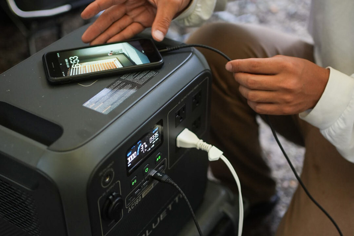 もちろんUSBケーブルを介しての充電も可能。汎用性の高いUSB-Aを2ポート搭載するほか、急速充電対応のUSB-Cも搭載。家族や友達のスマホへの同時給電も余裕で対応できる