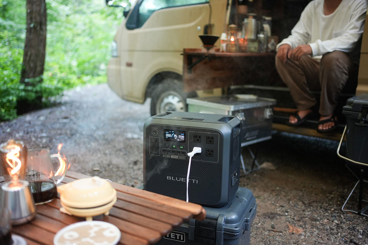 AC電源は100V/18A 合計1800W・瞬間最大2700Wに対応。一般的なポータブル電源では使用の難しい電気ケトル、電子レンジなどのキッチン家電も使用できる