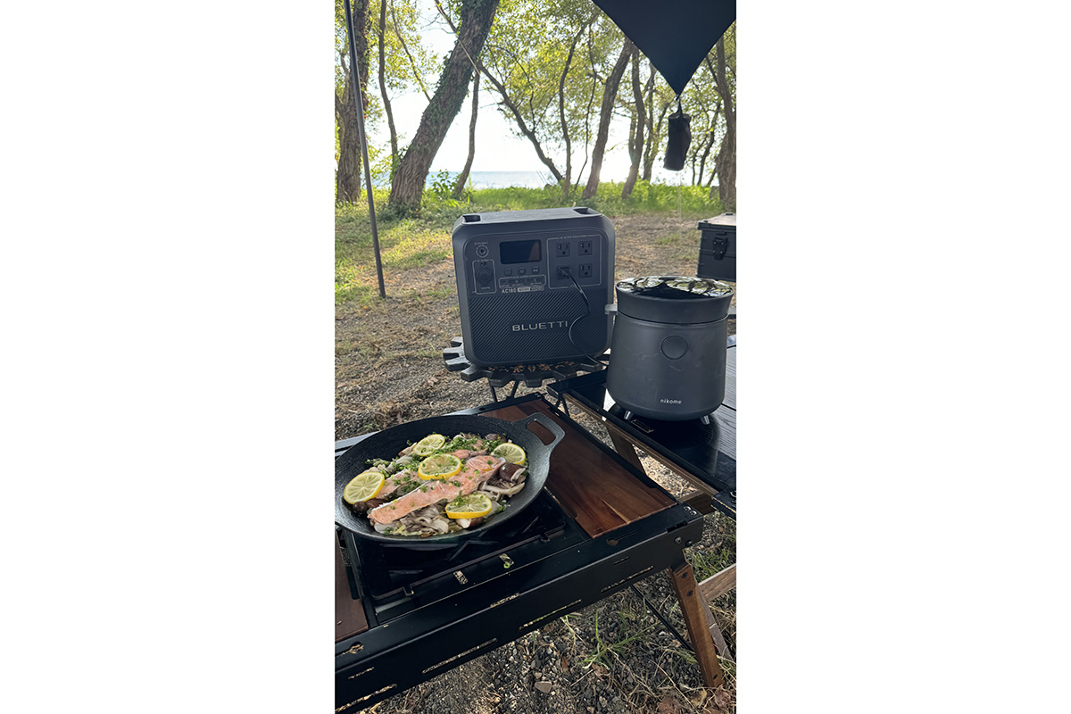 AC電源は100V/18A 合計1800W・瞬間最大2700Wに対応。一般的なポータブル電源では使用の難しい電気ケトル、電子レンジなどのキッチン家電も使用できる