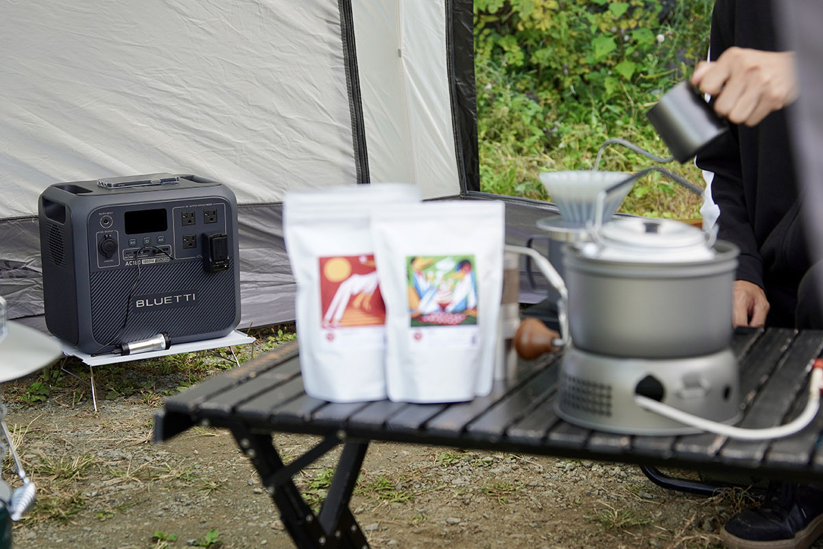 AC電源は100V/18A 合計1800W・瞬間最大2700Wに対応。一般的なポータブル電源では使用の難しい電気ケトル、電子レンジなどのキッチン家電も使用できる