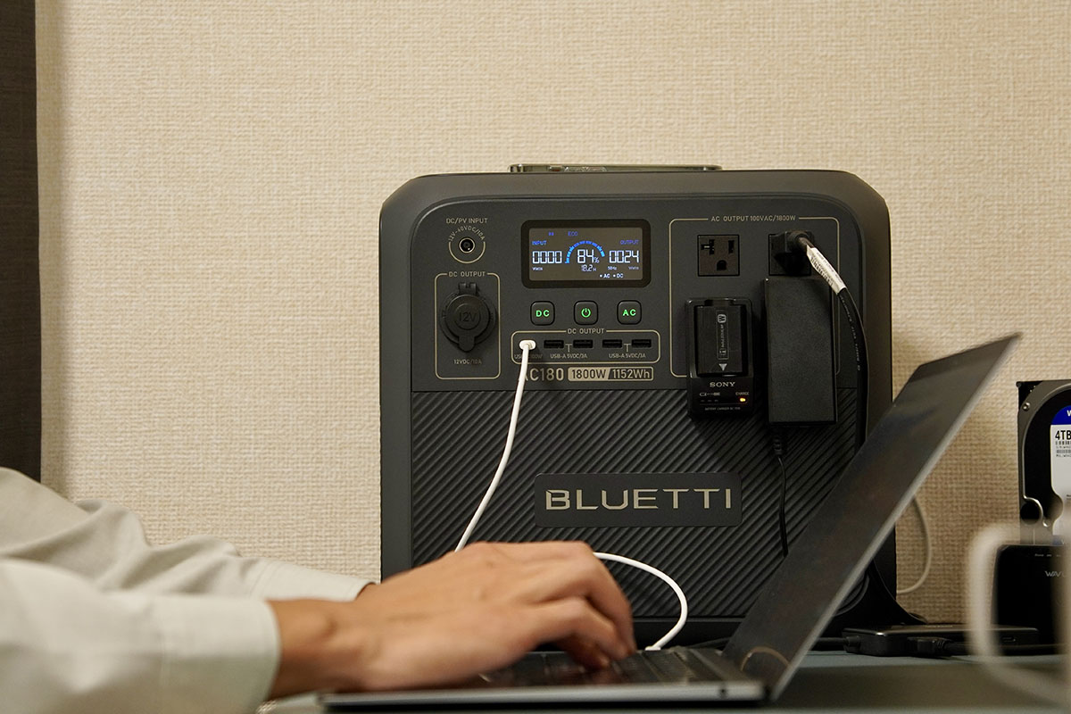 PCやタブレットなどを屋外に持ち出してのワーケーションにも。AC出力は純正弦波なので精密機器も安心して充電できる