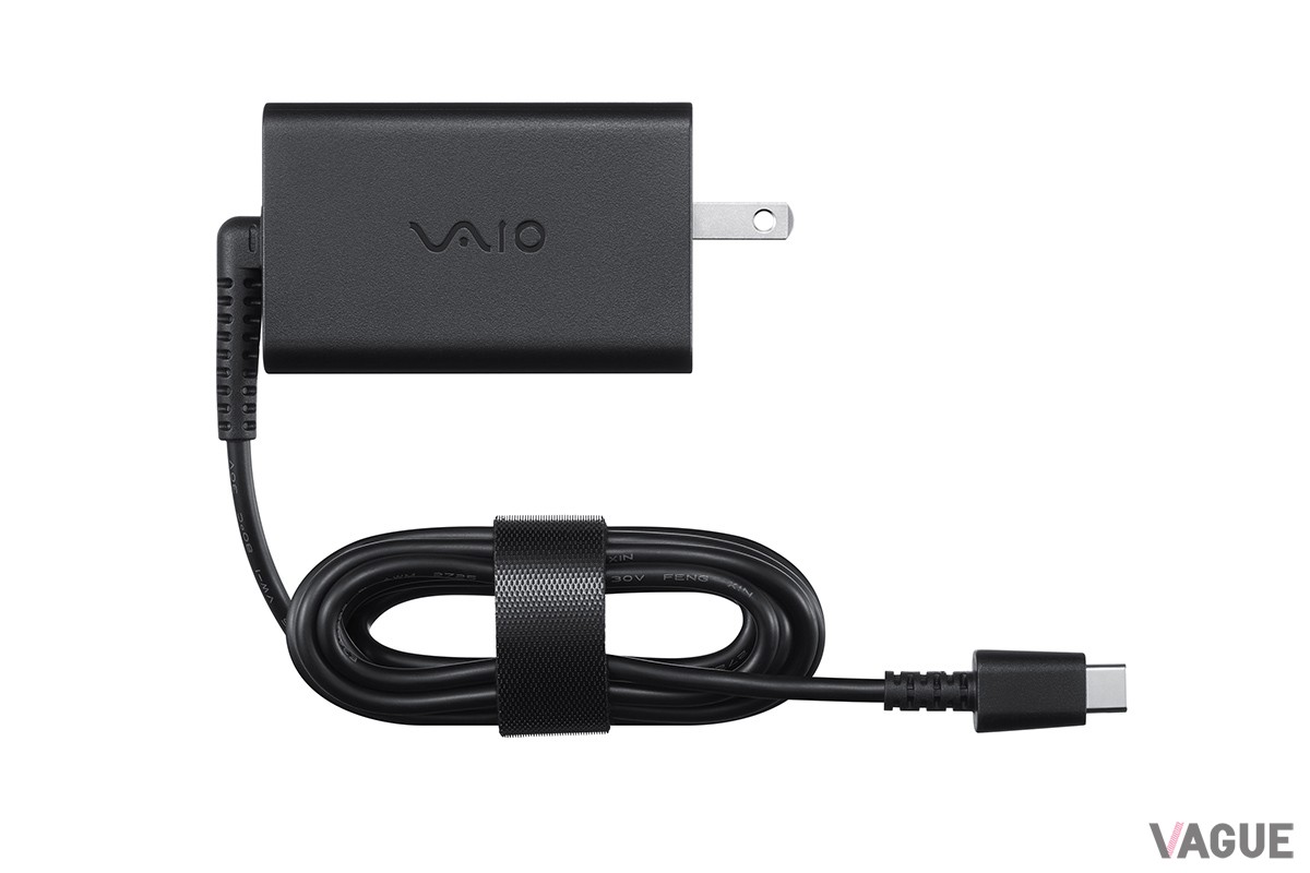 標準で同梱されるACアダプターもリニューアル。エネルギー効率が高く安全性の高いGaNを搭載、プラグ部分を内側に折りたためる仕様で持ち運びや収納もしやすい