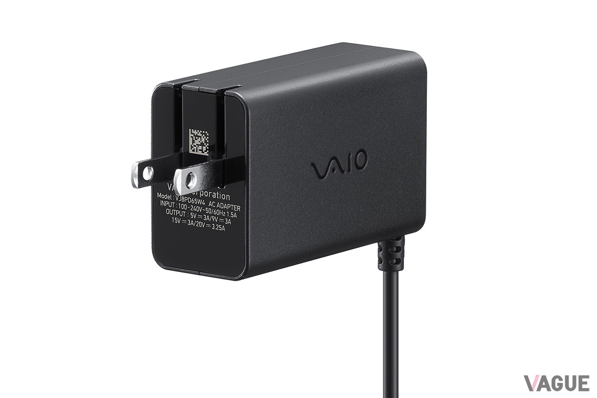 標準で同梱されるACアダプターもリニューアル。エネルギー効率が高く安全性の高いGaNを搭載、プラグ部分を内側に折りたためる仕様で持ち運びや収納もしやすい