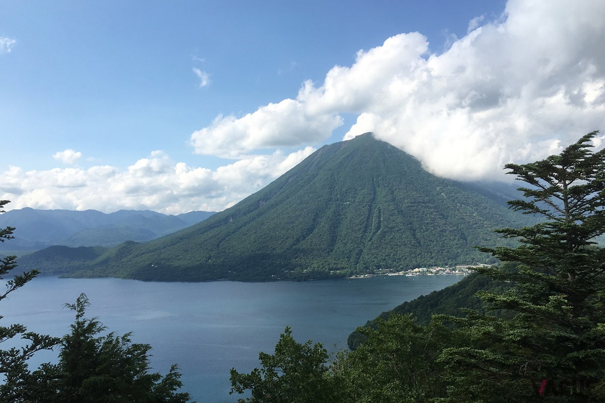 男体山と中禅寺湖