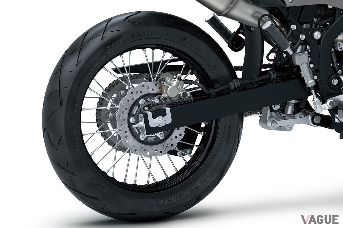 2025年1月13日に発売されることが決定したカワサキの新世代“スーパーモト”「KLX230SM」