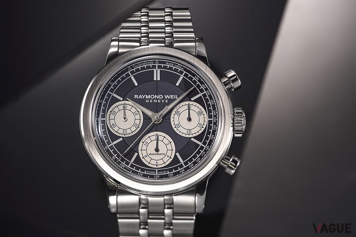 クロノグラフは3時位置に30分計、6時位置に12時間計、9時位置にスモールセコンドを配した視認性の高い横3つ目のデザイン。グレー×ブレスレット（61万6000円、消費税込）