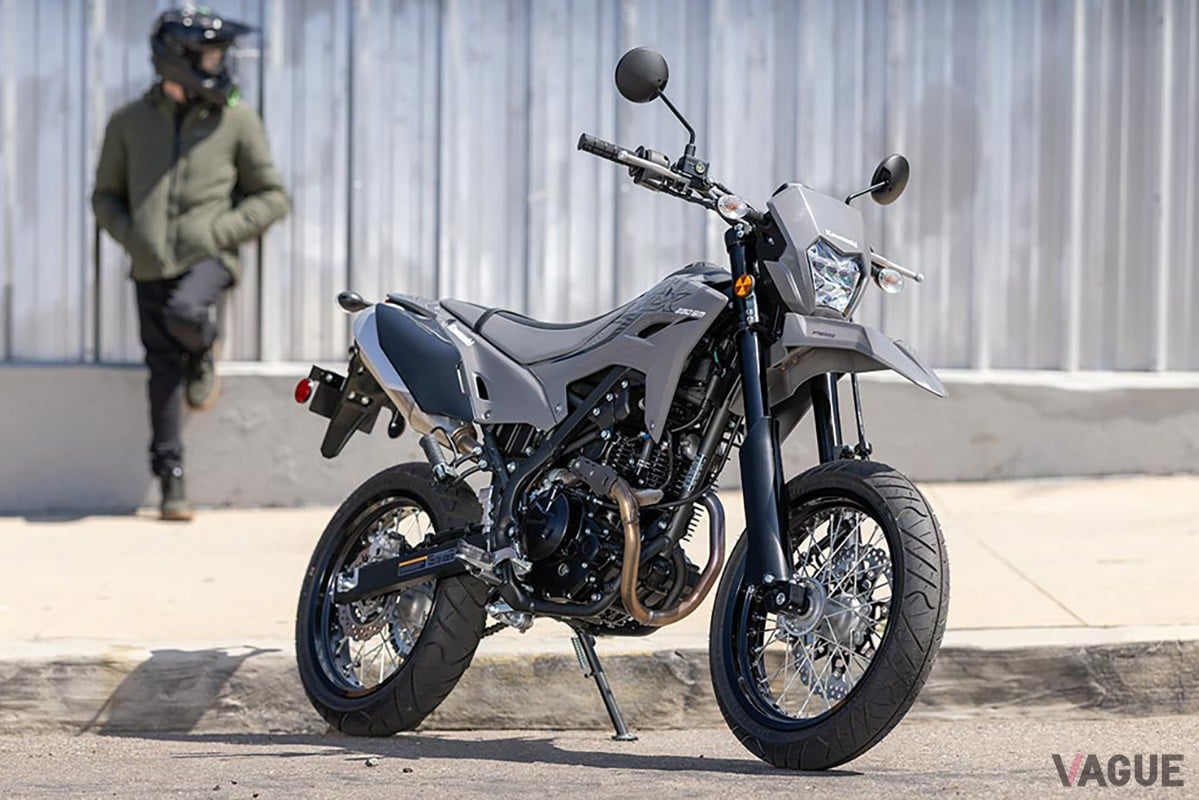 カワサキの“スーパーモト”待望の復活！「オフ車にオンロードタイヤを履かせた」新型「KLX230SM」2025年1月13日に発売決定 |  VAGUE(ヴァーグ)