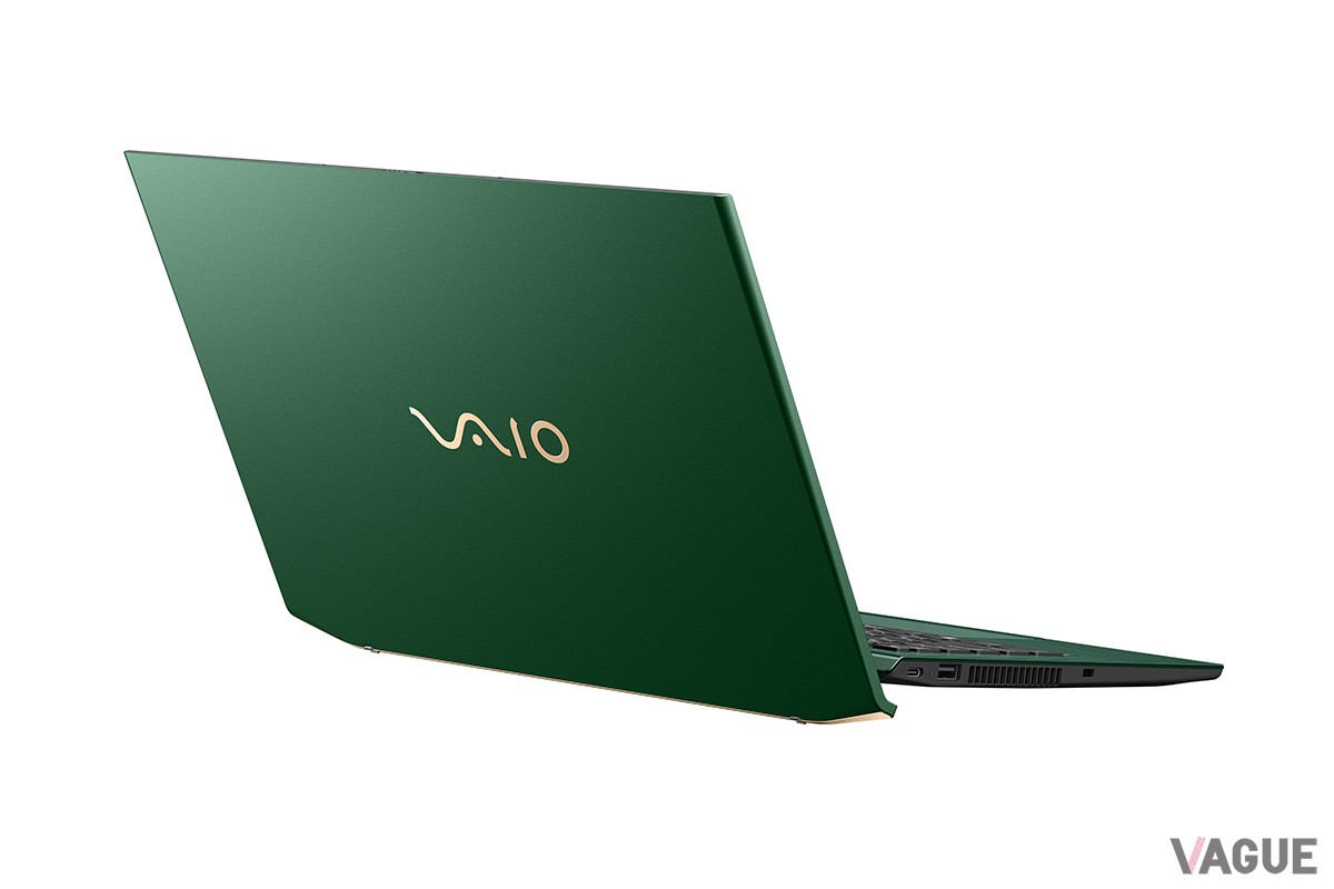 新色“ディープエメラルド”。鮮やかで深みのあるグリーンはノートPCとしてはかなり個性的なカラー