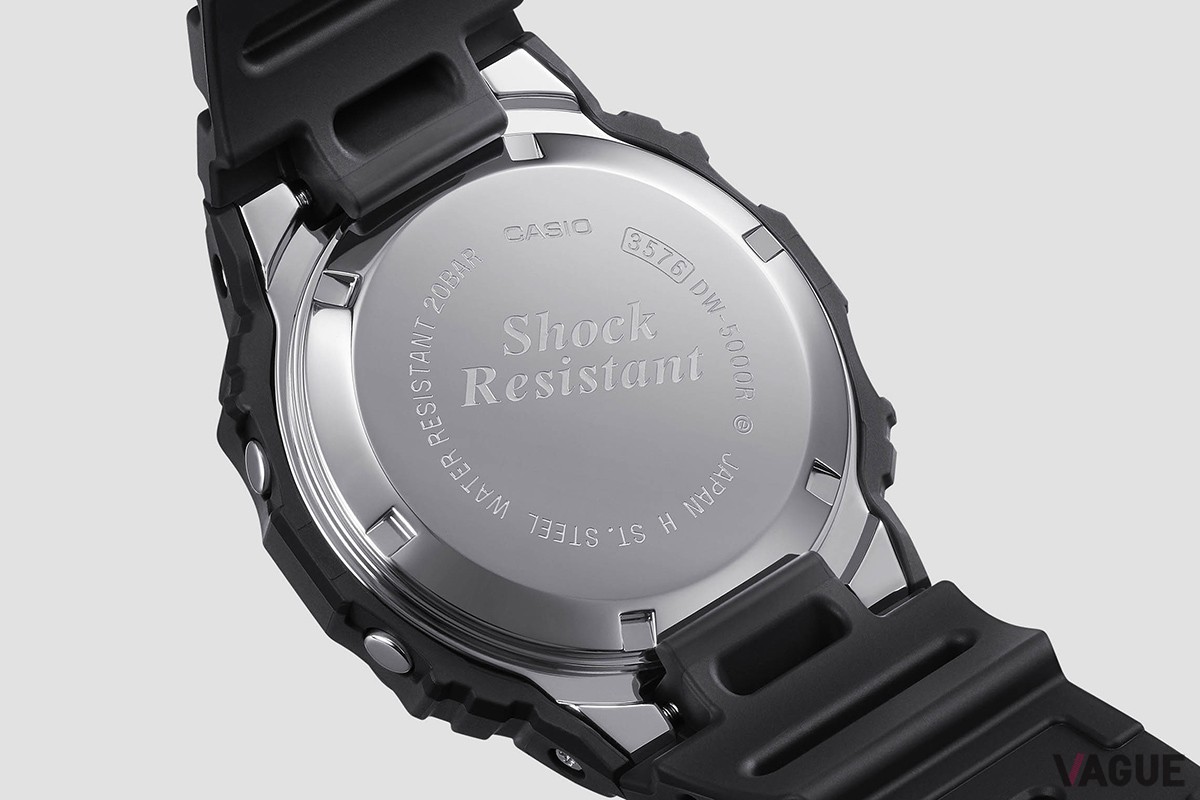 裏蓋に刻まれるのは“Shock Resistant”の文字