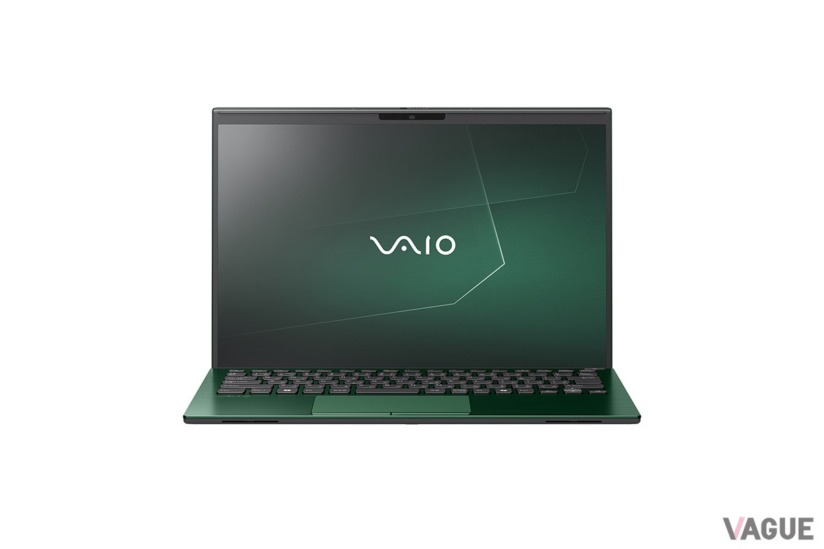 新色“ディープエメラルド”。鮮やかで深みのあるグリーンはノートPCとしてはかなり個性的なカラー