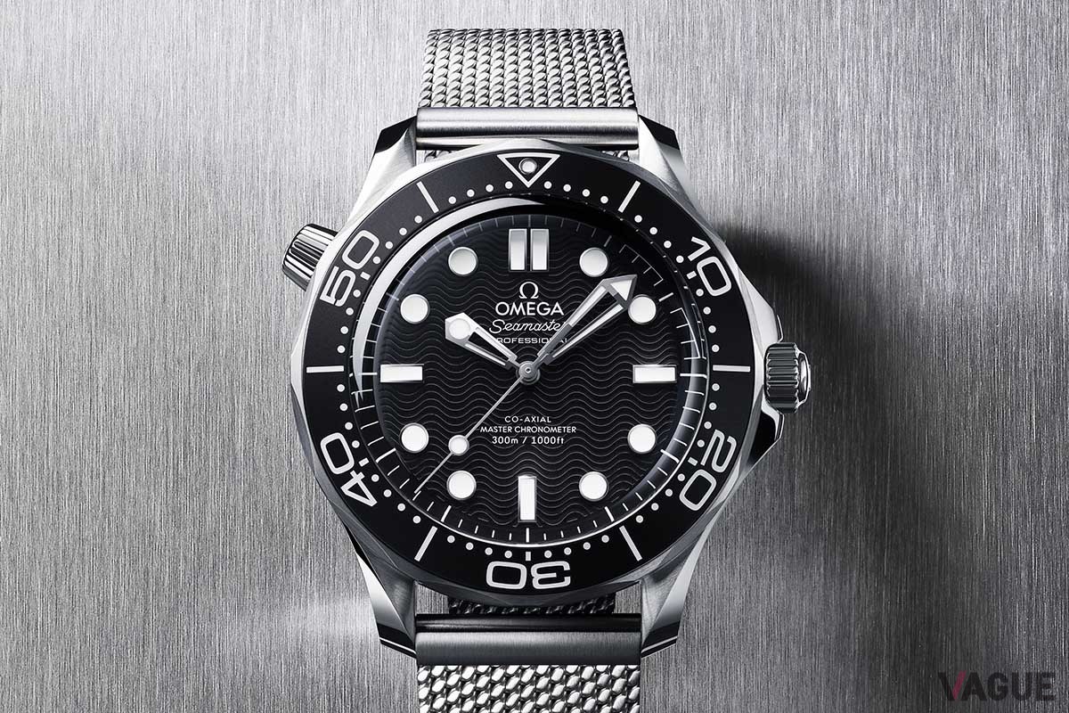 ブラックダイヤルモデル（品番：210.30.42.20.01.010　100万1000円、消費税込）はパリ五輪観戦中のダニエル・クレイグが着用していたことでも話題を呼んだ