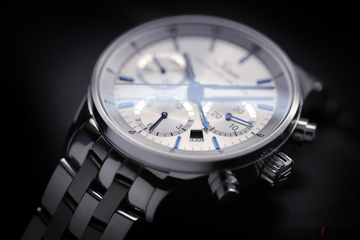 シリーズ初の特徴としてブルーのインデックスと針を搭載