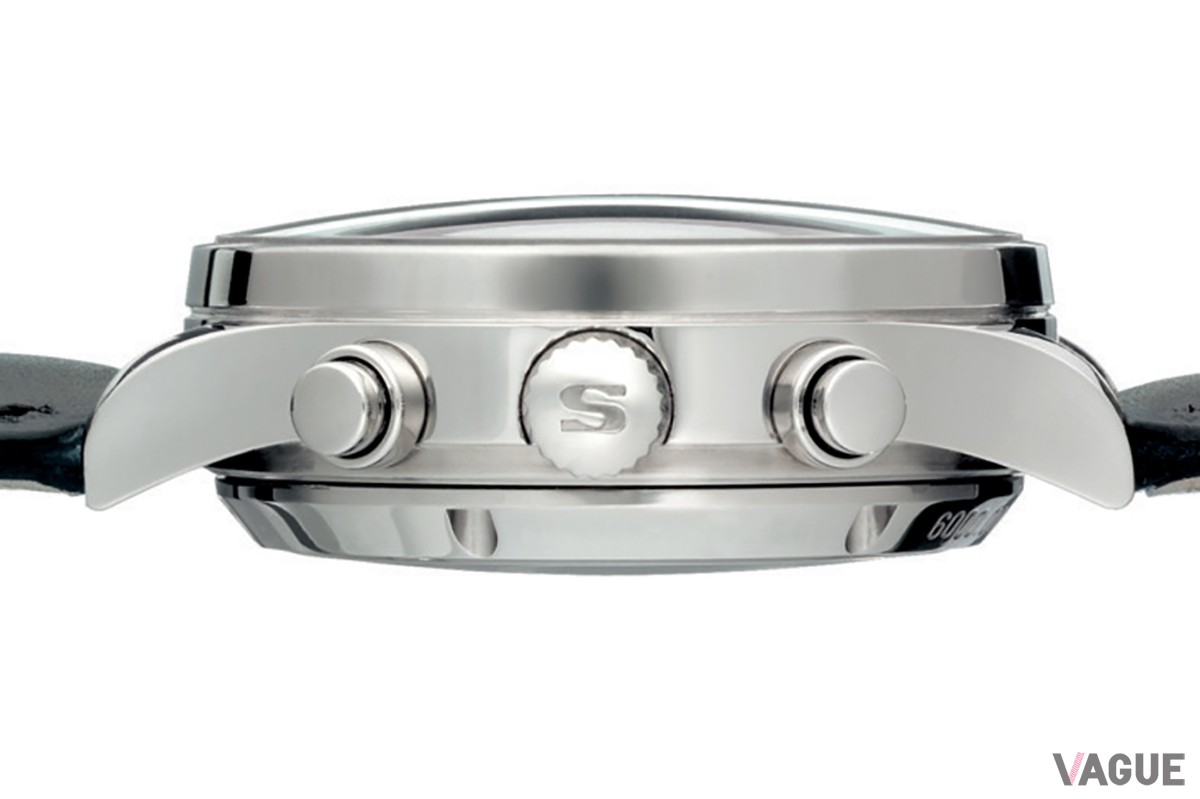 リューズにはジンの頭文字。ケースの厚さは15.5mm