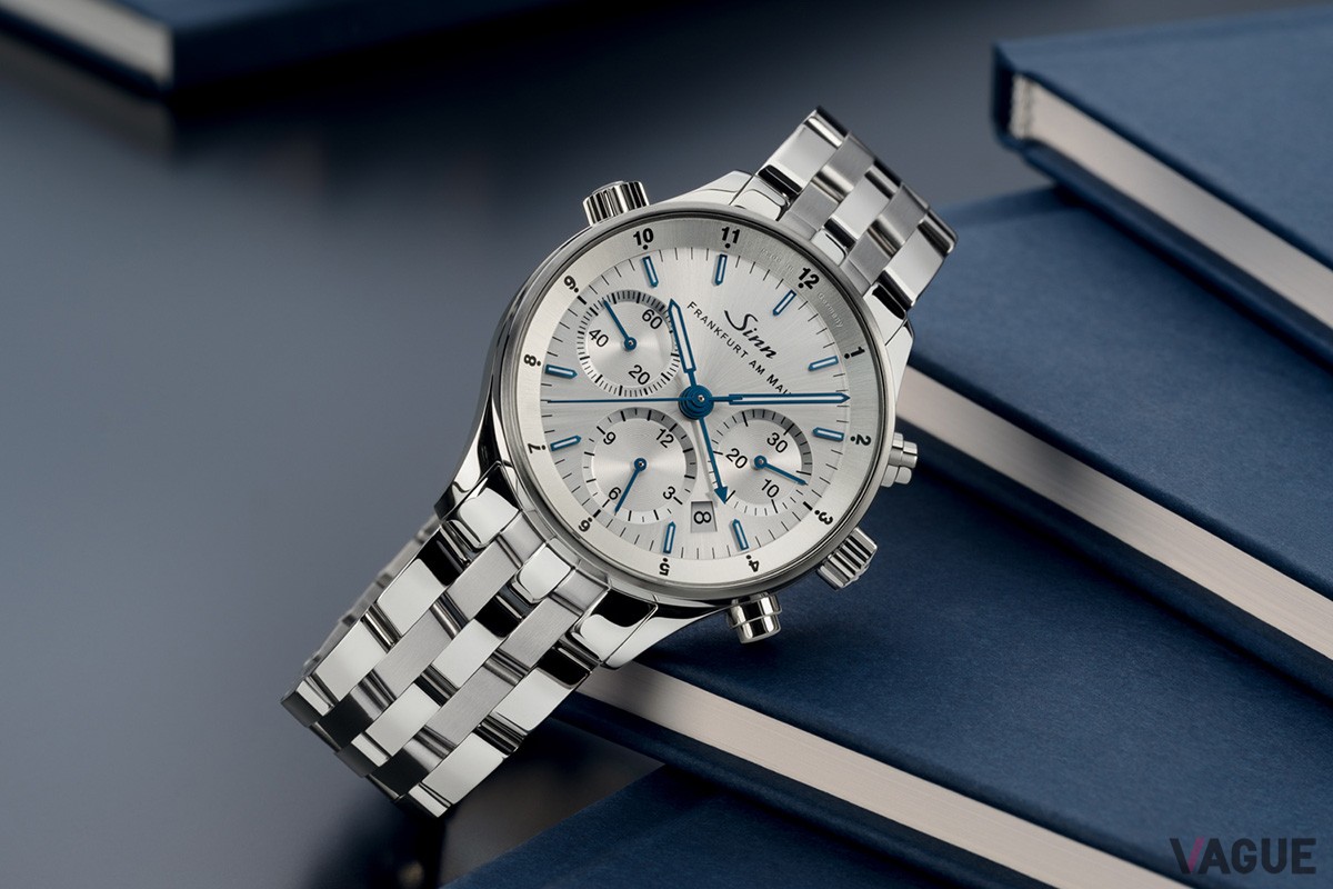 12時間式の3つのタイムゾーン表示機構を搭載