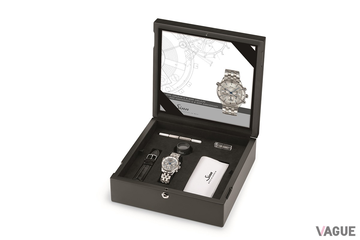 木製の特別ケース入り。ベルト交換用の工具やエッシェンバッハ製時計用ルーペ、、ポリッシュクロスも付属する