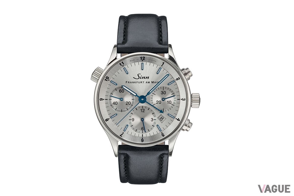 ブラックのカーフレザーによるストラップも付属する