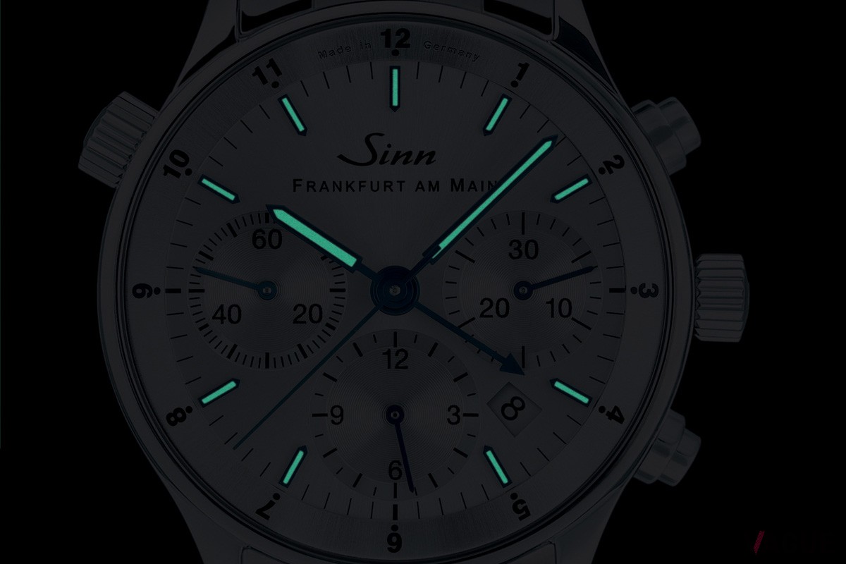 夜光でみせる姿。控えめな発光