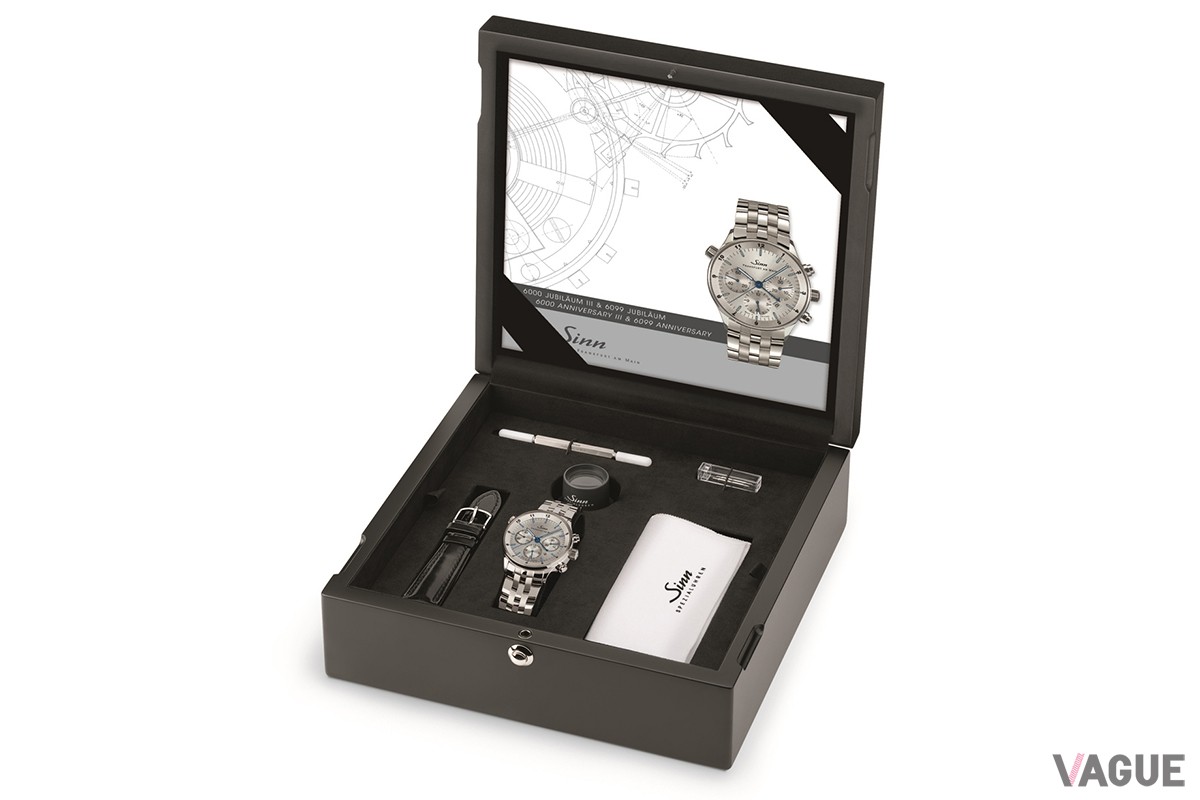 木製の特別ケース入り。ベルト交換用の工具やエッシェンバッハ製時計用ルーペ、ポリッシュクロスも付属する