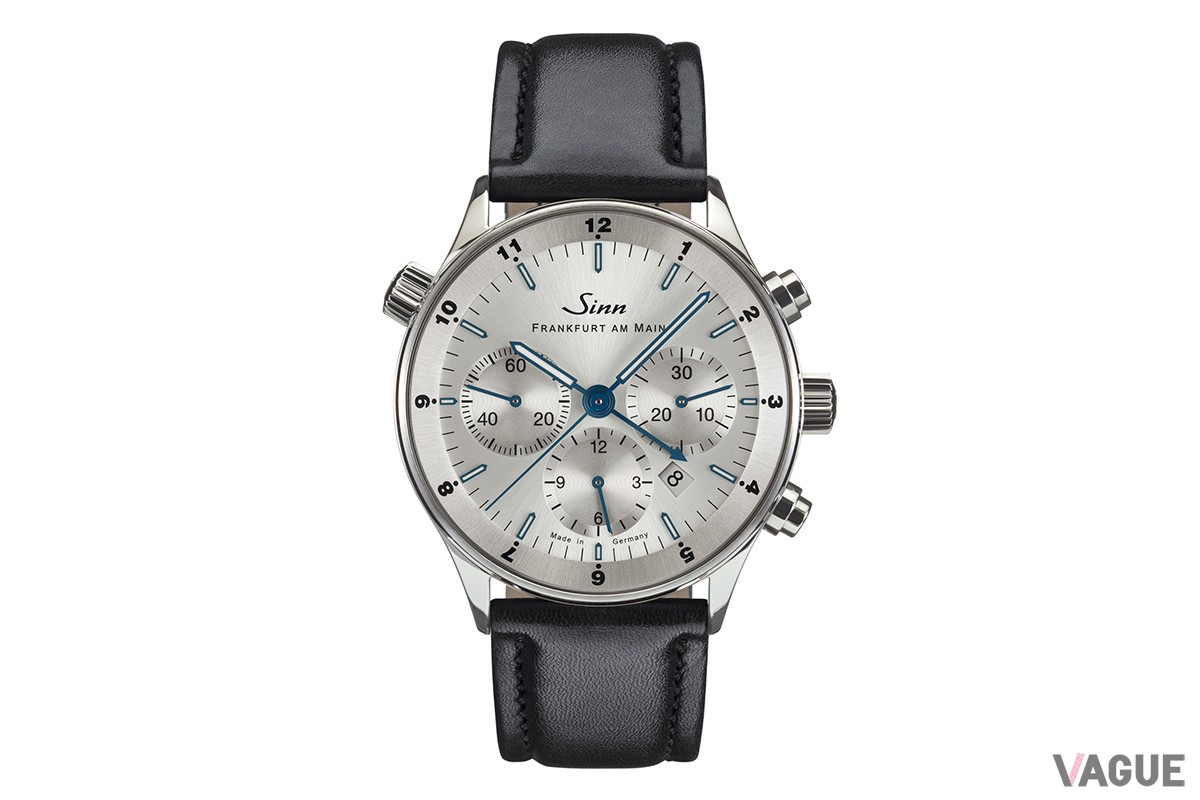 ブラックのカーフレザーによるストラップも付属する