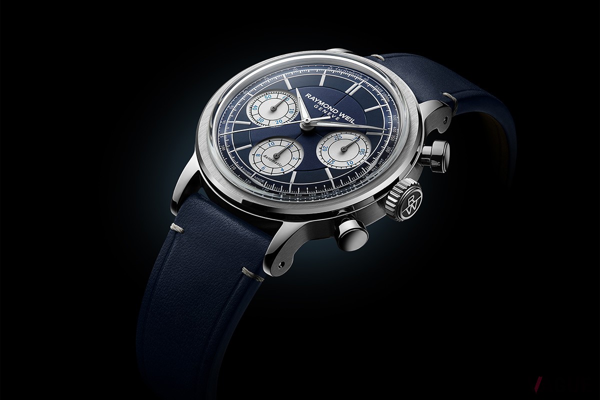 風防には往年のプラスチック製をイメージして、円柱状の箱を被せたようなボックス型デザインを採用。硬度の高いサファイアクリスタルを現代ならではの技術で切削して形作ったものだ