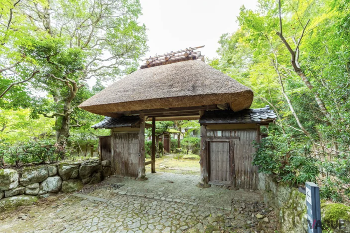 裏手の茅葺の門